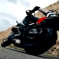La nueva BMW S 1000 XR enseña la patita en vídeo: la misma moto trail pero con más potencia y emoción
