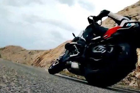 La nueva BMW S 1000 XR enseña la patita en vídeo: la misma moto trail pero con más potencia y emoción