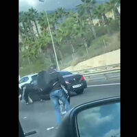 Lluvia de billetes de 50 euros en la A-7 a la altura de Marbella tras un accidente de tráfico