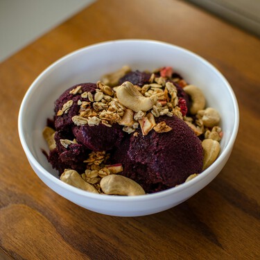 El postre rico en proteínas y sin azúcar añadido que puedes tener listo en tres minutos: solo lleva cuatro ingredientes y está buenísimo