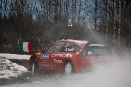 Loeb vuelca y Latvala es líder en el Rally de Suecia