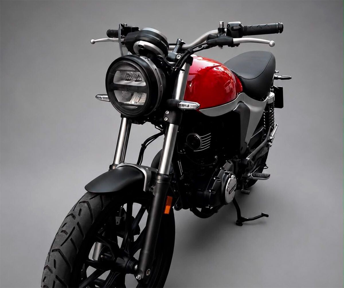 Il n'y aura pas qu'une 125 ; la seconde sera la VIVA Impala 350, basée sur la Honda GB350S, qui utilise également un moteur monocylindre, mais avec une course plus longue, de 348 cm³ et 21 ch