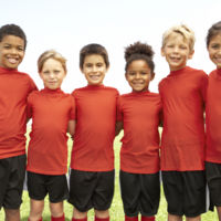 Un entrenador de fútbol de niños que es un ejemplo de deportividad y empatía 