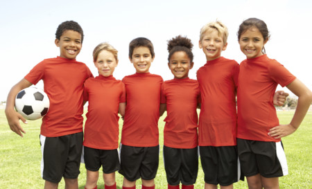 Un entrenador de fútbol de niños que es un ejemplo de deportividad y empatía