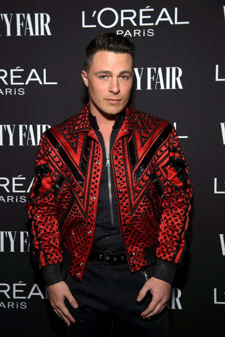 Colton Haynes le da un giro de lujo a la bomber jacket en la fiesta de L'Oreal y Vanity Fair