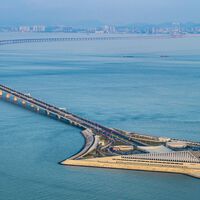 A China construiu um monstro que é simultaneamente uma megaponte, um túnel e um museu: uma superestrutura por onde passam quase 90 mil carros todos os dias 