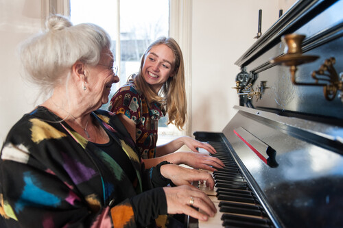 Idosa tocando piano | Fonte: Getty Images
