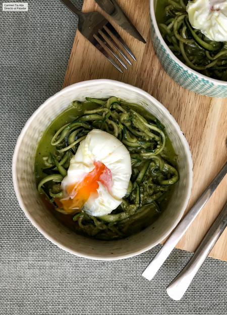 Espaguetis de calabacín al pesto con huevo poché, receta fácil y rápida con vídeo incluido