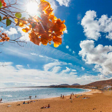 Fue uno de los primeros asentamientos europeos en Canarias y ahora es un refugio de sol y playa en el norte de Lanzarote