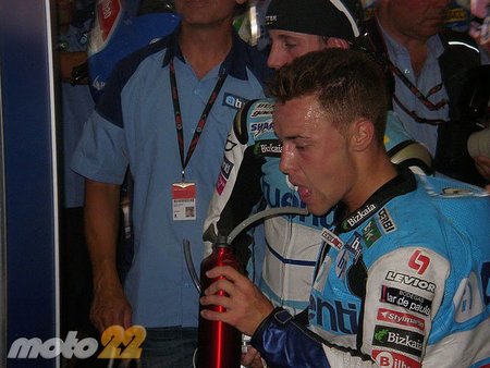 Efrén Vázquez bebiendo