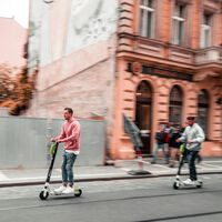 La DGT acaba de allanar el camino para que pagues más por tu patinete eléctrico: obligarte a tener un seguro