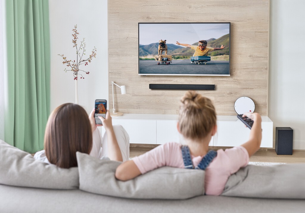 Apagar la regleta en la que enchufas tu Smart TV ahorrará energía, pero puede ser perjudicial para la tele