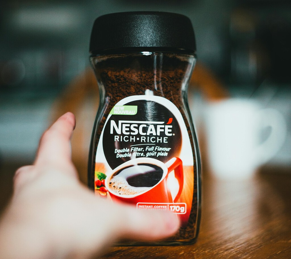 Nunca se me hubiera ocurrido convertir los botes de Nescafé gastado en unas lámparas de diseño así de chulas 