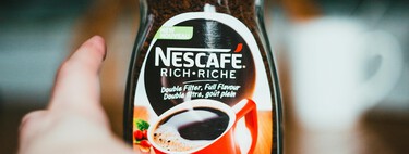 Nunca se me hubiera ocurrido convertir los botes de Nescafé gastado en unas lámparas de diseño así de chulas 