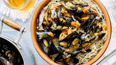 Mejillones a la marinara con espagueti. Receta fácil