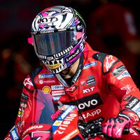 Enea Bastianini se ha lesionado en el sprint de MotoGP: tiene roto el omoplato tras un golpe con Luca Marini 