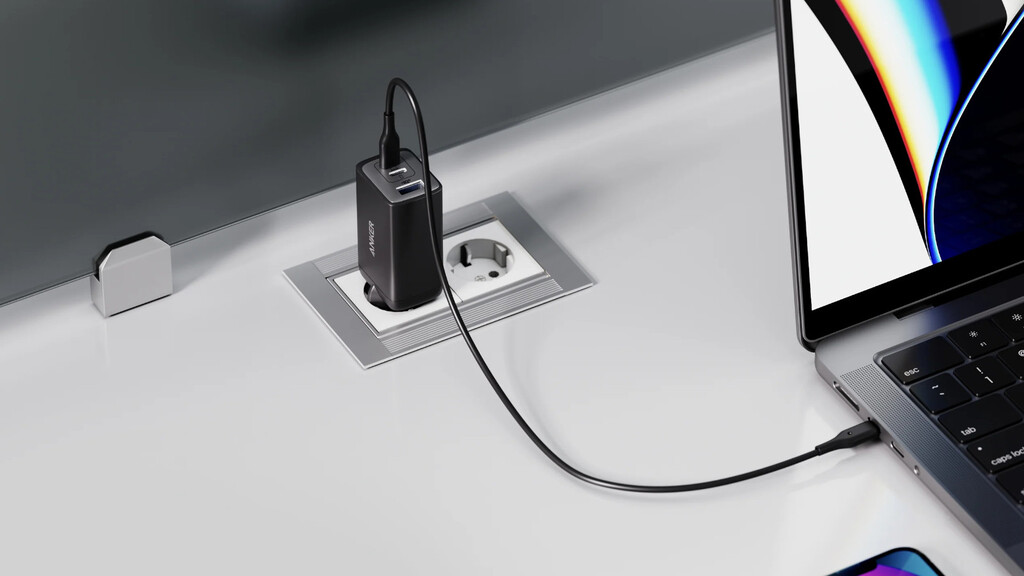 Si te vas de viaje o te quedas en casa, este cargador es muy útil: permite recargar a la vez un iPhone, unos AirPods y un MacBook 