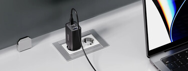 Si te vas de viaje o te quedas en casa, este cargador es muy útil: permite recargar a la vez un iPhone, unos AirPods y un MacBook 