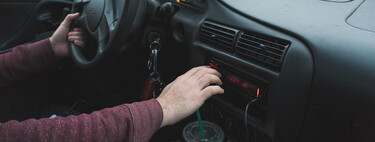 El artículo 18.1, o cómo la DGT puede multarte por cambiar la radio aunque no aparezca en la Ley de Tráfico