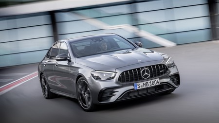 El Mercedes-AMG E 53 4MATIC+ se actualiza por fuera, manteniendo intacto su motor 3.0 de 435 CV y 520 Nm