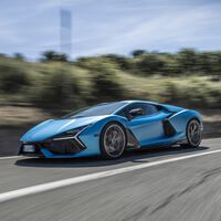 Probamos el Lamborghini Revuelto: un supercoche de 1.015 CV que es emocional y muy bruto gracias a su motor V12 hibridado