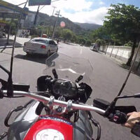 El invento sudamericano definitivo. Allí vuelan tantas cometas que los motoristas llevan antenas para no acabar degollados 