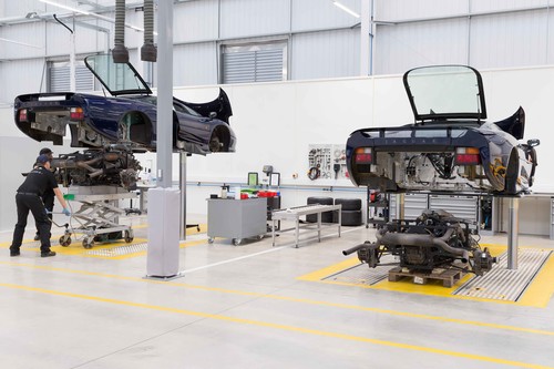 Intenta no mojar el teclado: así es por dentro Jaguar Land Rover Classic Works