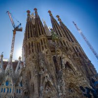 La Sagrada Familia lleva 144 años esperando pacientemente a ser terminada. 200 vecinos de Barcelona se han puesto en su camino