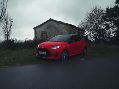 Probamos el nuevo Toyota Yaris Electric Hybrid Style Premiere Edition, el más equipado y con carrocería bicolor 