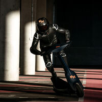 ¡Acción! El patinete eléctrico de carreras sKootr S1-X con dos motores de 6 kW está listo para la pretemportada