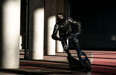 ¡Acción! El patinete eléctrico de carreras sKootr S1-X con dos motores de 6 kW está listo para la pretemportada