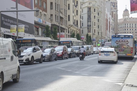 Caos en el tráfico y agentes de movilidad que no saben qué hacer. El intento de acabar con Madrid Central, vivido a pie de calle