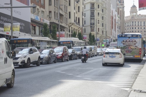 Caos en el tráfico y agentes de movilidad que no saben qué hacer. El intento de acabar con Madrid Central, vivido a pie de calle