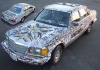 Un Mercedes recubierto con bolígrafos