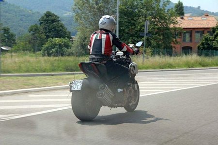 Ducati Mega Monster, fotos espía