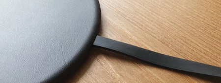 ケーブルも充電器本体と同様に細くて平らで、