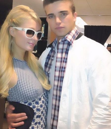Paris Hilton se apunta a la moda de los <em>toy-boys</em>... ¡vaya bollicao, guapa!