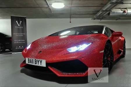 ¡Cuidado! Los 1,3 millones de cristales Swarovski de este Lamborghini Huracán pueden freírte las córneas