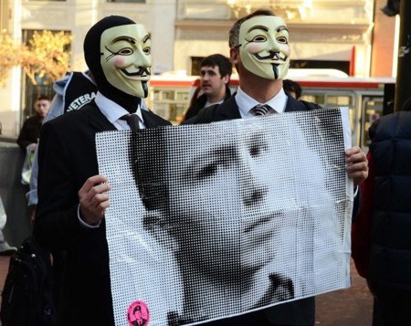 Alguien está ayudando al enemigo y no es Bradley Manning