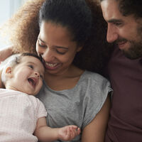 Crecer en un hogar bilingüe tiene beneficios cognitivos en la edad adulta: la ciencia nos explica por qué