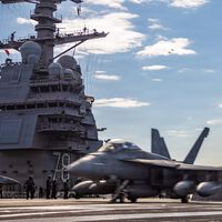 Após dez meses no mar, a lavanderia do maior porta-aviões dos EUA pegou fogo: agora sua tripulação dorme no chão 