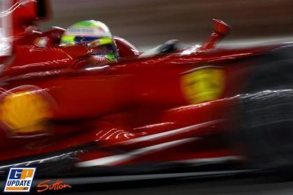 Felipe Massa vuela entre las luces de Singapur