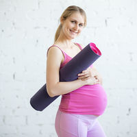 "Practicar yoga tiene múltiples beneficios durante el embarazo, el parto y el postparto", según la matrona y experta Isabel Coca