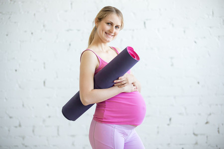 "Practicar yoga tiene múltiples beneficios durante el embarazo, el parto y el postparto", según la matrona y experta Isabel Coca