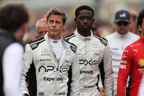 Brad Pitt es una superestrella que siempre quiso ser actor secundario impredecible. 'F1: La película' está hecha a su medida