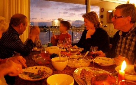 Los niños que comen en familia se acostumbran a tomar más frutas y verduras
