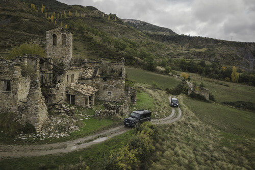 Probamos el INEOS Grenadier: un 4x4 único, puro y salvaje que enamora por sus capacidades todoterreno