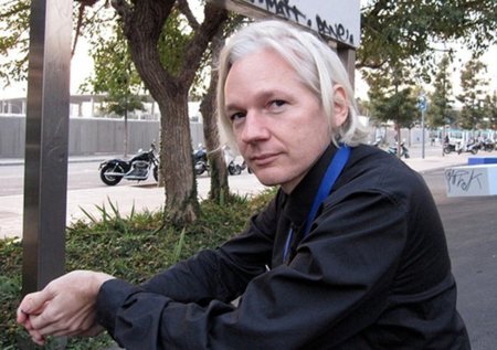 J.Assange: "Los periodistas han dejado al Estado y a las grandes empresas salirse con la suya"