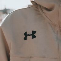 El Corte Inglés rebaja la chaqueta Under Armour que no puede faltarnos incluso en verano por menos de lo que imaginas