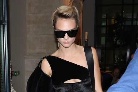 Este look en negro de Cara Delevingne probablemente sea lo más cool que hemos visto durante todo el mes de agosto